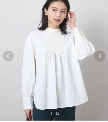UNTITLED 핀턱 나일론 블라우스 (세탁 가능) 20,900엔