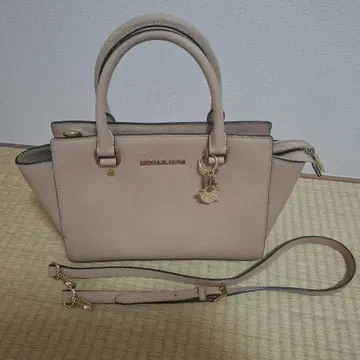 MICHAEL KORS 키링 포함 베이지 숄더백