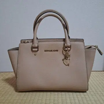 MICHAEL KORS 키링 포함 베이지 핸드백