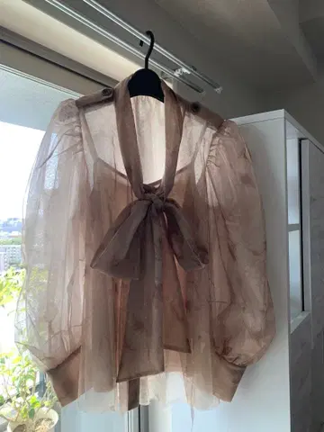 [ 새상품 ] rienda 리엔다 시스루 리본 블라우스 패턴 베이지