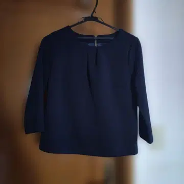 네이비 반소매 블라우스 뒷면 지퍼 포함
