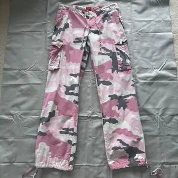 Y2K90s00s mossimo pink camo cargo