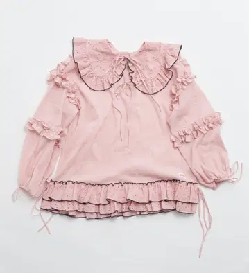 프릴이 달린 핑크 블라우스