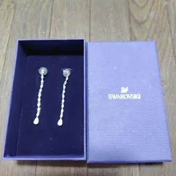 스와로브스키 스트레이트 드롭 귀걸이