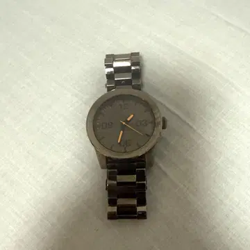 NIXON 다크 그레이 쿼츠 손목시계
