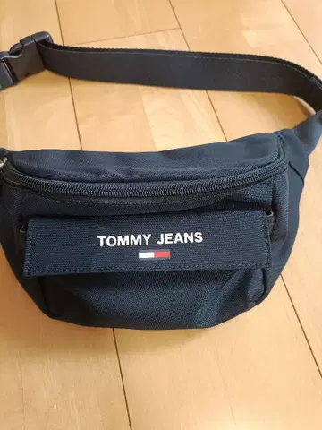 TOMMY JEANS 네이비 바디백