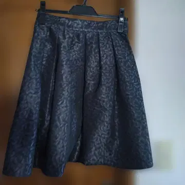 블랙 플레어 스커트 무릎 기장