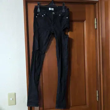 gyda 사이드 컷 데미지 스키니 팬츠 블랙