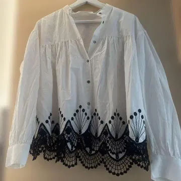 새상품 스칼라 자수 디자인 셔츠