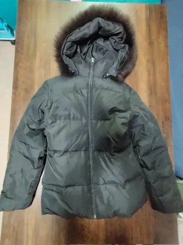 퍼 달린 블랙 다운 자켓