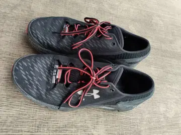 언더아머 블랙 레드 스니커즈