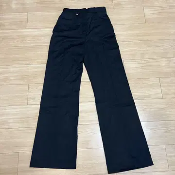 지금만 JACQUEMUS 블랙 플레어 팬츠