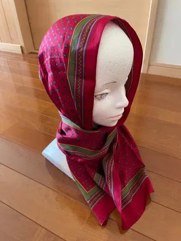 마치코 마키 MADE IN ITALY 크림슨 컬러 꽃무늬 스카프