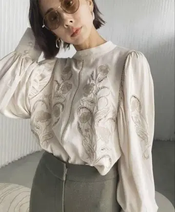 LADY EMBROIDERY PUFF BLOUSE ameri