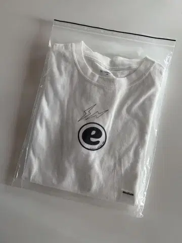 ELECTRIC COTTAGE e 로고 화이트 T셔츠 M