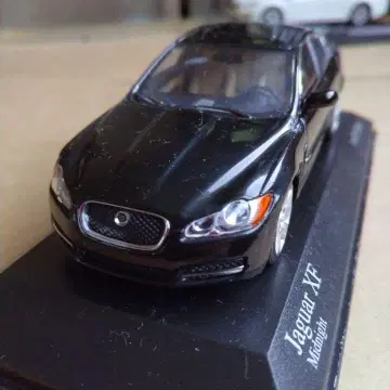 Jaguar XF 미니카 블랙 한정판 352개