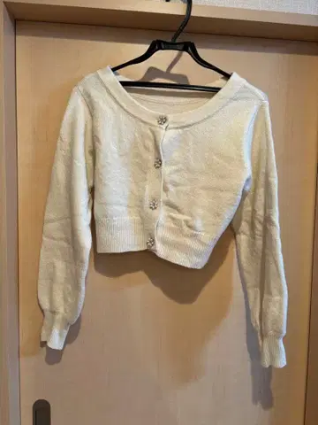 tocco closet 플라워 버튼 숏 기장 니트 가디건