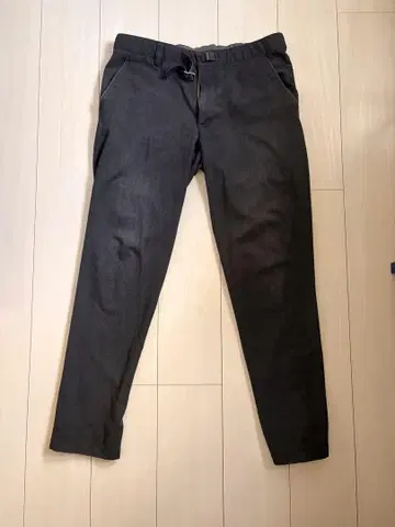 THE NORTH FACE 다크 그레이 슬림핏 팬츠