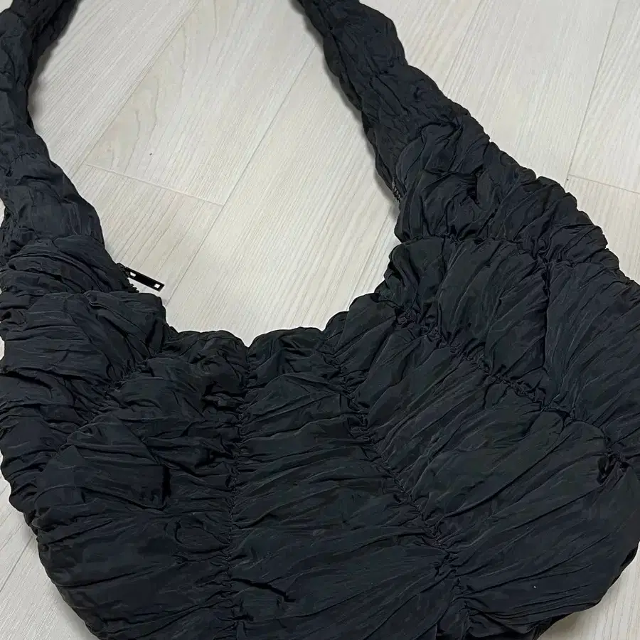 COS | 코스 Cos Ripple Crossbody Bag - Black #코스,#코스가방,#크로스백 on Bunjang Global  Site.