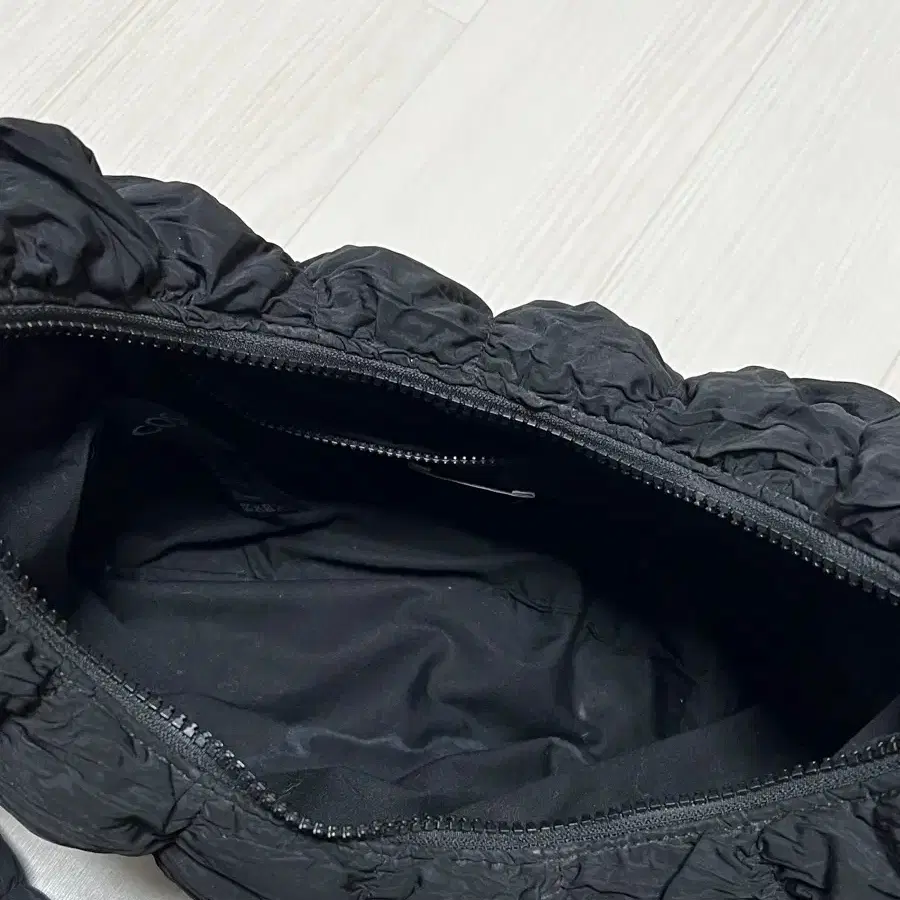 COS | 코스 Cos Ripple Crossbody Bag - Black #코스,#코스가방,#크로스백 on Bunjang Global  Site.