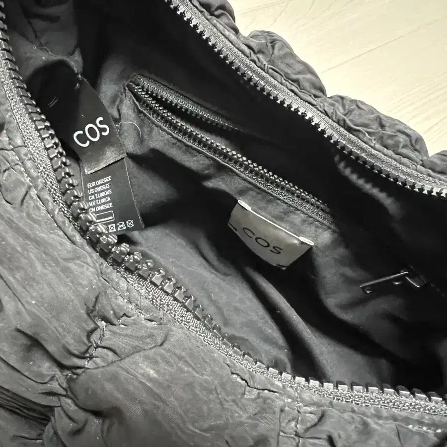 COS | 코스 Cos Ripple Crossbody Bag - Black #코스,#코스가방,#크로스백 on Bunjang Global  Site.