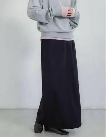crewre 백 턱 내로우 스커트 블랙 01