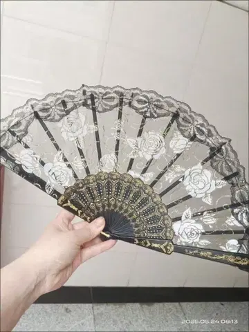 블랙 장미 무늬 부채 (술 장식 포함)