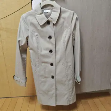 베이지 버튼 트렌치코트