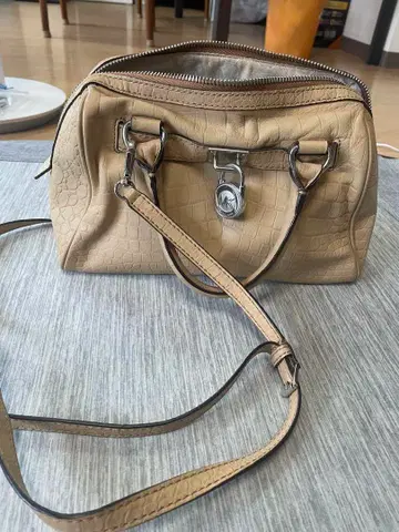 마이클코어스 베이지 악어 무늬 가죽 숄더백