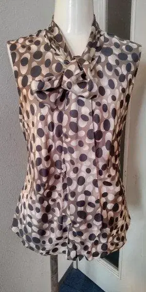 더마컬렉션 고급 실크 슬리브리스 리본 블라우스