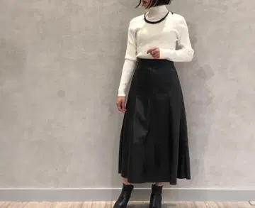 BLENHEIM 블랙 가죽 플레어 롱 스커트