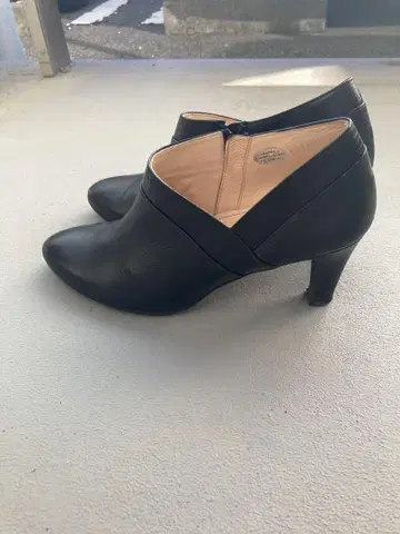 지퍼 달린 블랙 부티