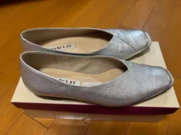 BARCLAY 버클레이 V컷 펌프스 실버