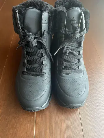 SKECHERS 퍼 블랙 하이컷 스니커즈