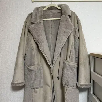 베이지 후드 부착 무스탕 코트