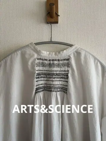 ARTS&SCIENCE 스모킹 자수 블라우스
