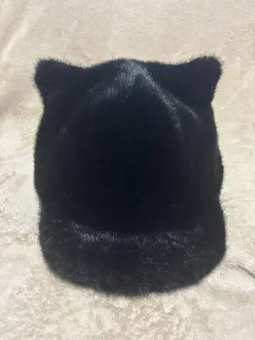 고양이 귀 달린 블랙 캡