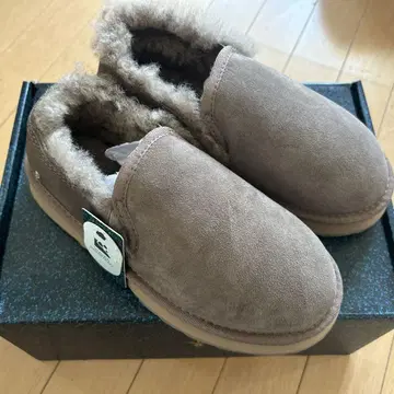 미사용 새상품 EMU 숏 무스탕 샤크 밑창 모카 사이즈 7