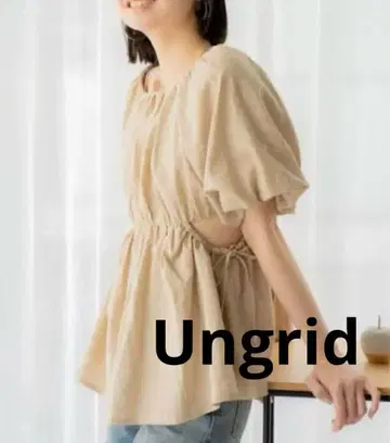새상품급 Ungrid 사이드컷 백 오픈 블라우스 베이지