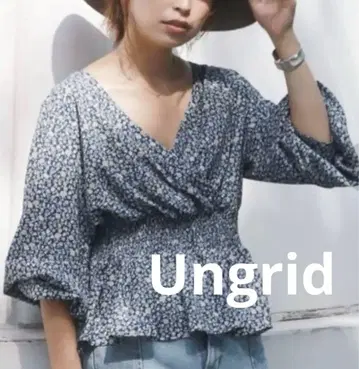 새상품급 Ungrid 꽃무늬 페플럼 롱 슬리브 블라우스 블루