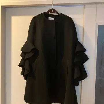 BARNEYS NEW YORK 프릴 케이프 코트 블랙