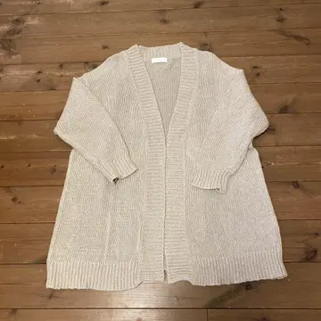 카구레의 베이지 니트 가디건