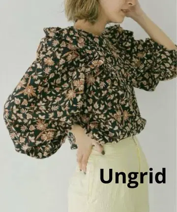 새상품급 Ungrid 보타니컬 숄더 디자인 블라우스