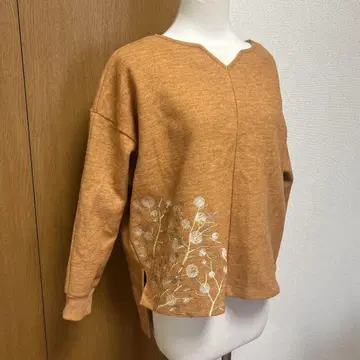 오렌지 컬러 꽃무늬 자수 V넥 긴팔 상의