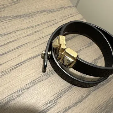 블랙 가죽 팔찌 골드 스터드