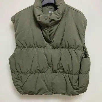 UNIQLO C 올리브 다운 베스트 노카라