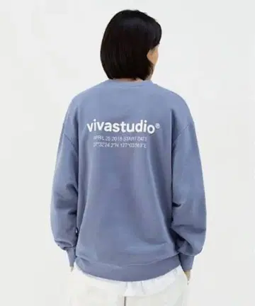 vivastudio 백프린트 맨투맨 블루