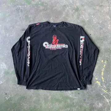 Akademiks 론 T
