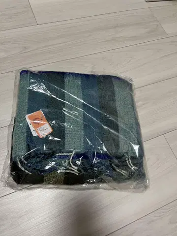 스트라이프와 체크 무늬 스톨