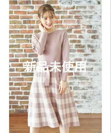 허리 리본 장식 스칼라넥 절개 체크 무늬 니트 원피스